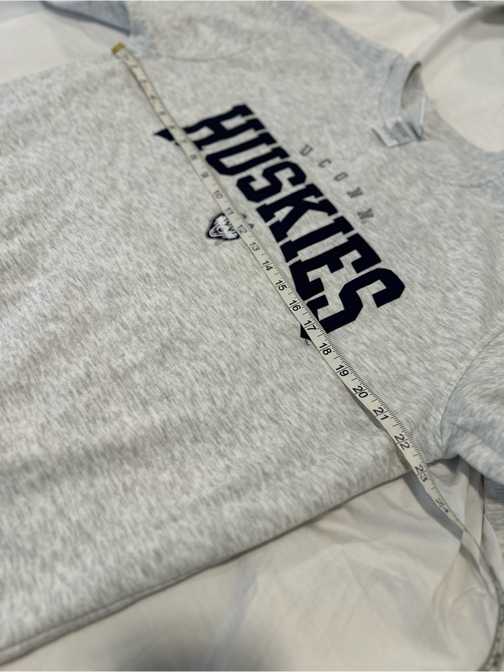 NWOT Champion UCONN Huskies SzL Embroidered logo Spellout Basketball sweatshirt. - Picture 3 of 13
